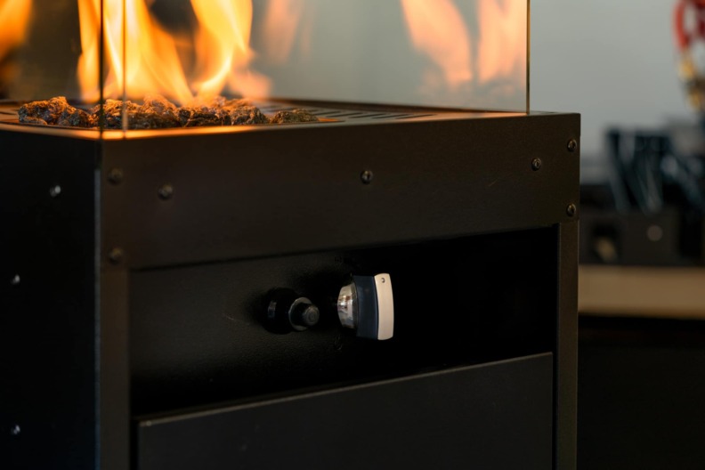 Gros plan sur la cheminée à gaz Faro