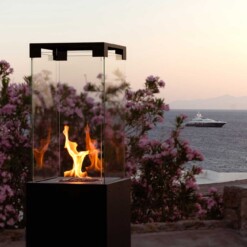 Cheminée à gaz Faro sur une terrasse