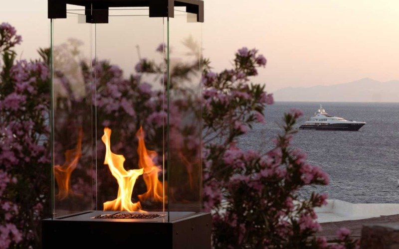 Cheminée à gaz Faro sur une terrasse