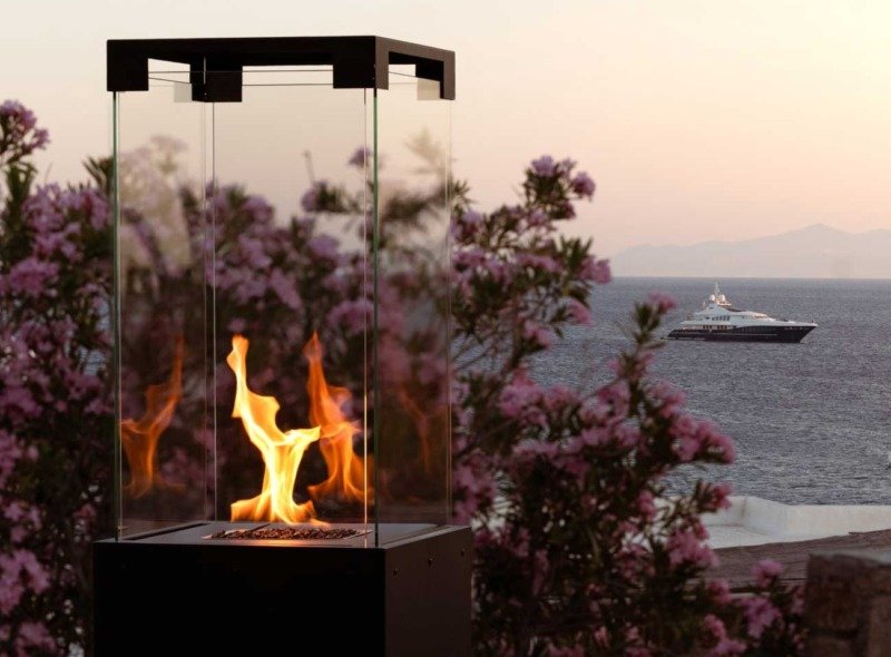 Cheminée à gaz Faro sur une terrasse