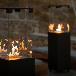 Cheminée à gaz Faro exposée en extérieur à la tombée de la nuit