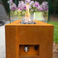 Cheminée à gaz à poser au sol Galio cornet de Planika vue de profil avec la flamme au centre des décorations