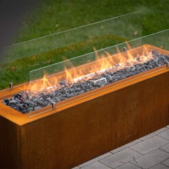 Cheminée à gaz d'extérieur Galio Corten de Planika vu légèrement en hauteur