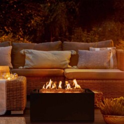 Ambiance cosy sur une terrasse avec la flamme de la cheminée à gaz Rio