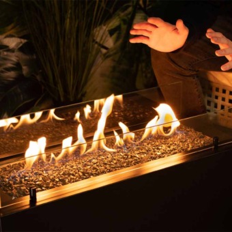 Cheminée au gaz Rio de Planika installée en extérieur