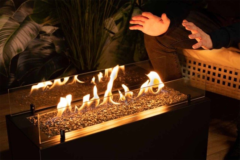 Cheminée au gaz Rio de Planika installée en extérieur