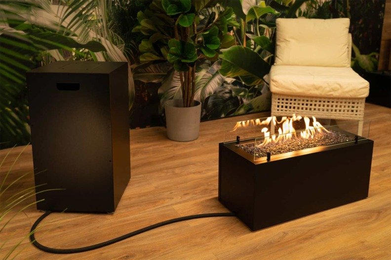 Cheminée à gaz Rio sur une terrasse avec sa bombonne