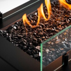 Gros plan sur la flamme de la cheminée à gaz Rio Planika