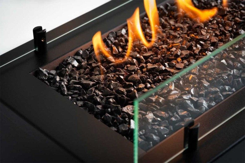 Gros plan sur la flamme de la cheminée à gaz Rio Planika
