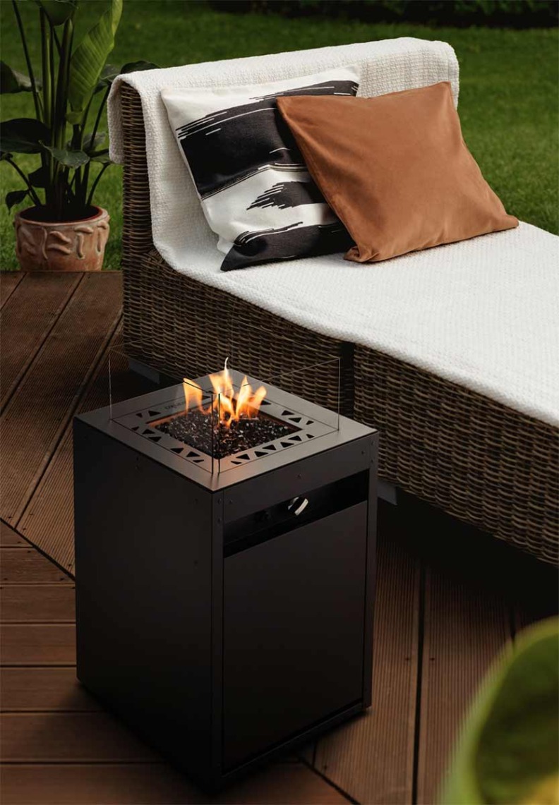 Cheminée au gaz Square installé en extérieur sur une terasse