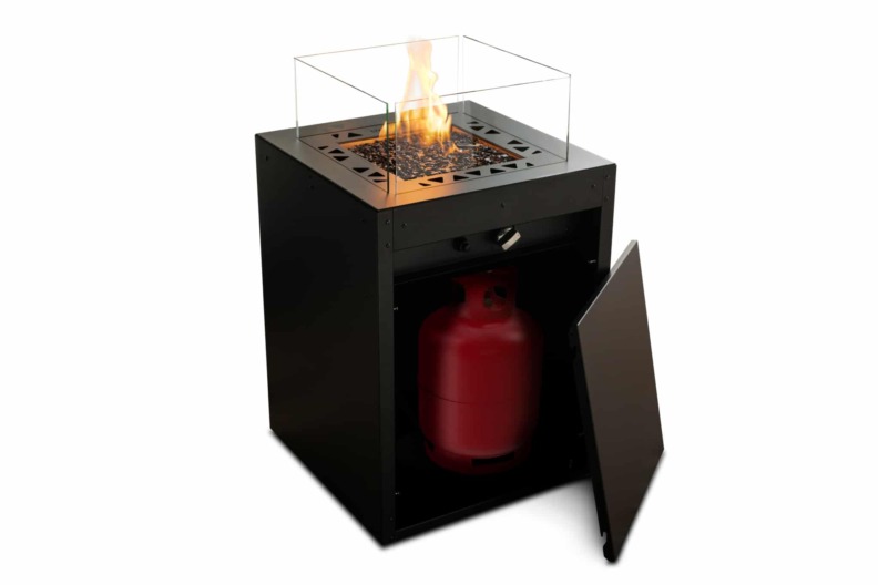 Cheminée à gaz d'extérieur Square de Planika avec vue sur son ouverture