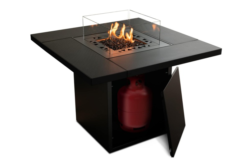 Cheminée à gaz d'extérieur Square Table de Planika avec vue sur son ouverture