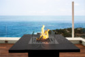 Cheminée à gaz d'extérieur Square Table sur une terrasse avec vue sur l'océan
