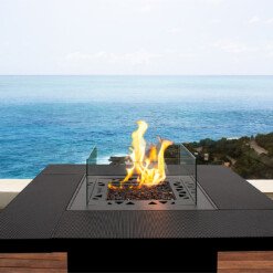 Cheminée à gaz d'extérieur Square Table sur une terrasse avec vue sur l'océan