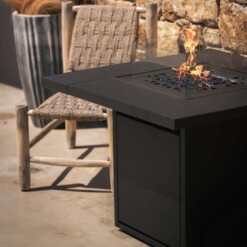 Cheminée à gaz d'extérieur Square Table posée sur une terrasse