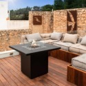 Cheminée à gaz Square Table de Planika installée devant des meubles d'extérieur