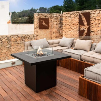 Cheminée à gaz Square Table de Planika installée devant des meubles d'extérieur