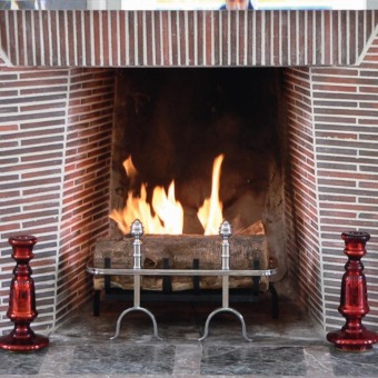 Bloc de combustion Changy Pomme de Pin installé dans l'âtre d'une cheminée