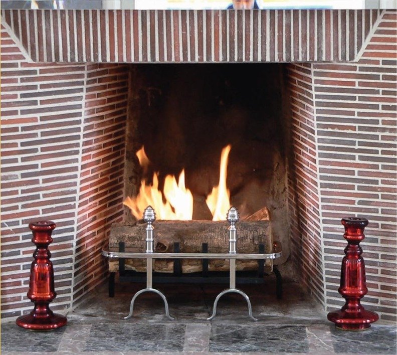 Bloc de combustion Changy Pomme de Pin installé dans l'âtre d'une cheminée