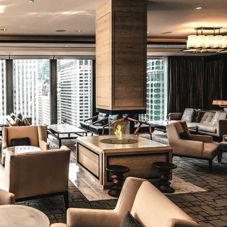 Lobby avec la cheminée bioéthanol Rondo Automatic de Planika