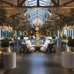 Plusieurs cheminées au bioéthanol Rondo de Planika installées dans un lobby