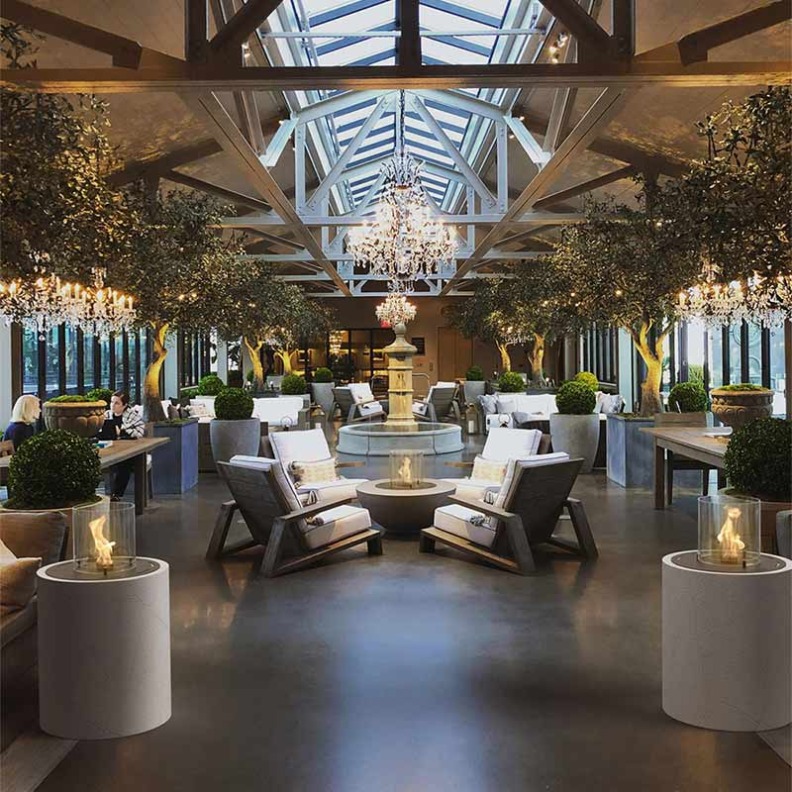 Plusieurs cheminées au bioéthanol Rondo de Planika installées dans un lobby