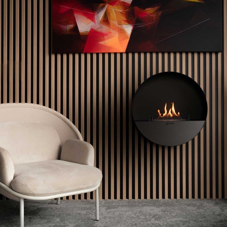 Cheminée murale au bioéthanol Planika Bubble Wall posée sur une façade