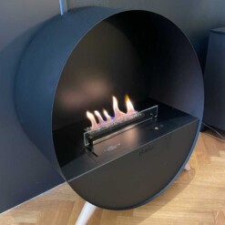 Cheminée bioéthanol Bubble Floor présentée sur showroom