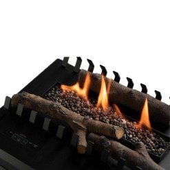 Gros plan sur la décoration aves les bûches en céramique du Senso Basket de Planika