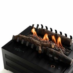 Gros plan sur la décoration aves les bûches en céramique du Senso Basket de Planika