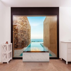 Déco intérieur avec la cheminée à poser Calacatta de Planika