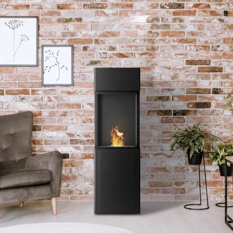 Poêle bioéthanol Planika Arcticon posé dans un salon