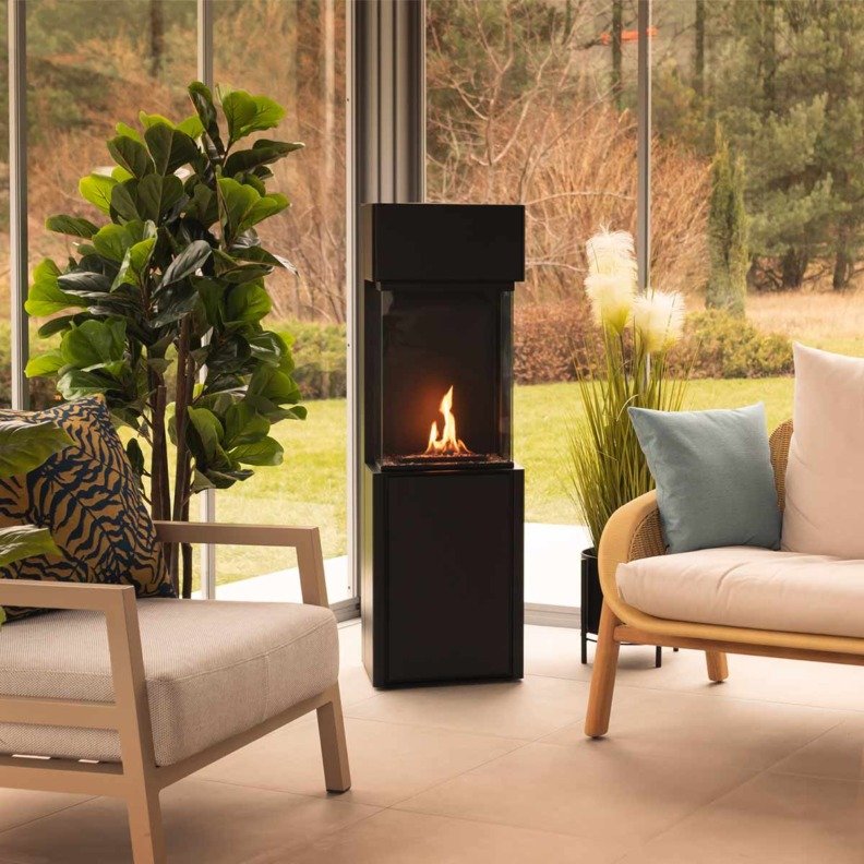 Poêle bioéthanol Planika Arcticon posé dans un salon