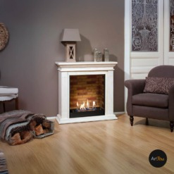 Cheminée Cadiz Blanche MDF avec insert Bioéthanol dans un décor Briques