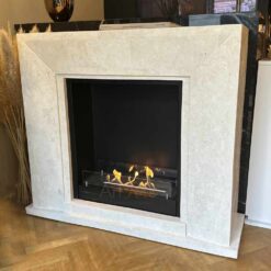 Cheminée décorative Nero en exposition au magasin rue de turennes à Paris