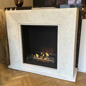 Cheminée décorative Nero en exposition au magasin rue de turennes à Paris