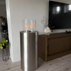 Cheminée autoportante à l'éthanol Dualis Chrome en intérieur