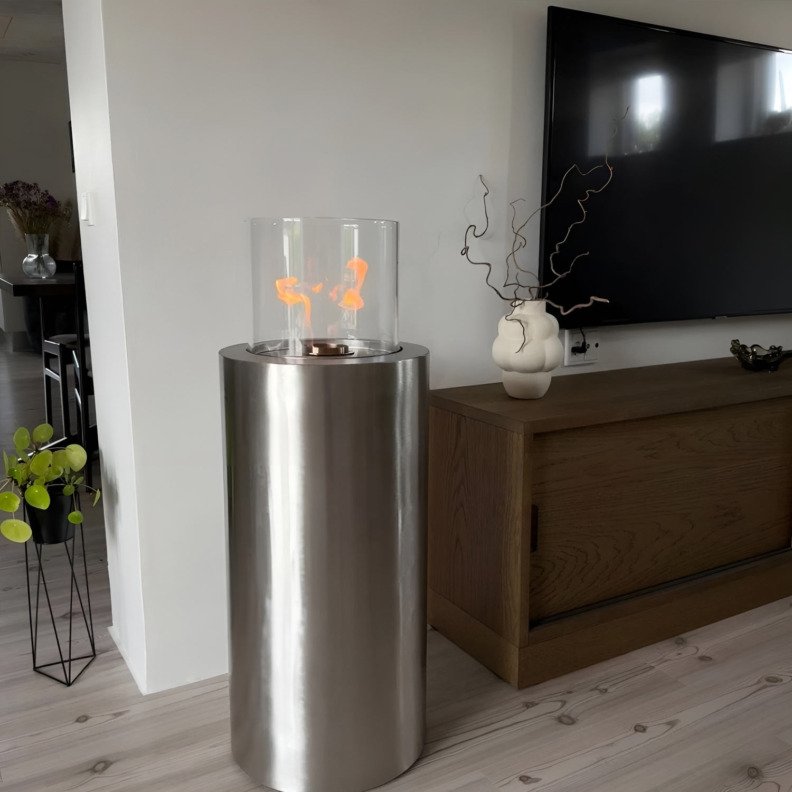 Cheminée autoportante à l'éthanol Dualis Chrome en intérieur