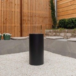 Cheminée autoportante à l'éthanol Dualis dans un aménagement extérieur