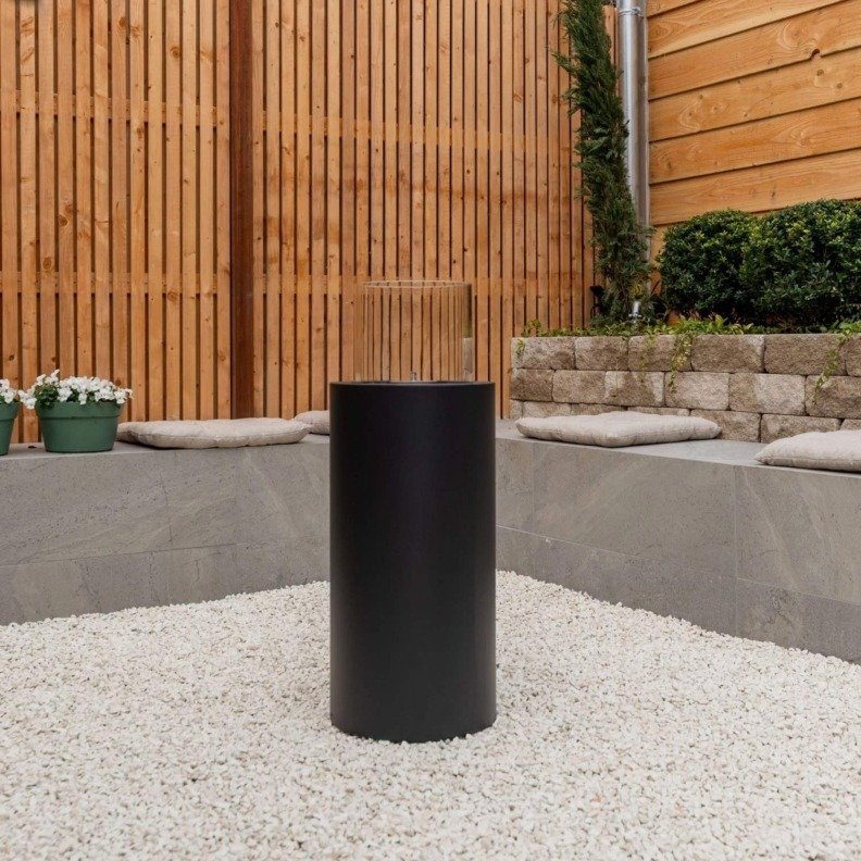 Cheminée autoportante à l'éthanol Dualis dans un aménagement extérieur