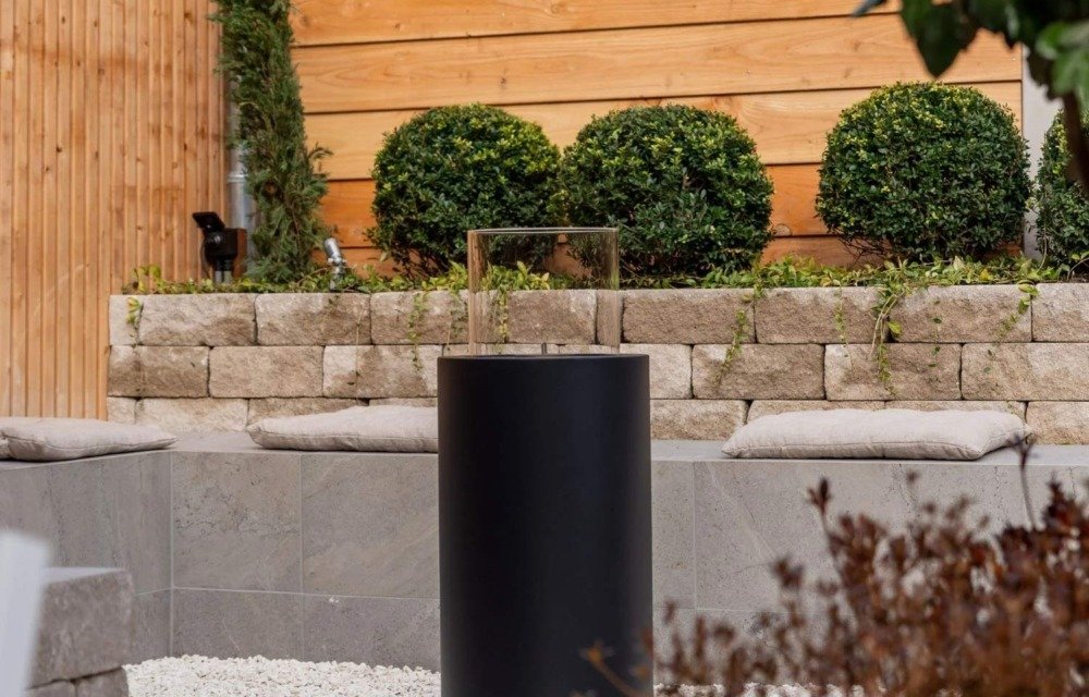 Cheminée autoportante à l'éthanol Dualis dans un aménagement extérieur