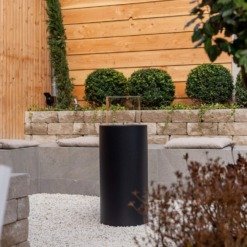 Cheminée autoportante à l'éthanol Dualis dans un aménagement extérieur