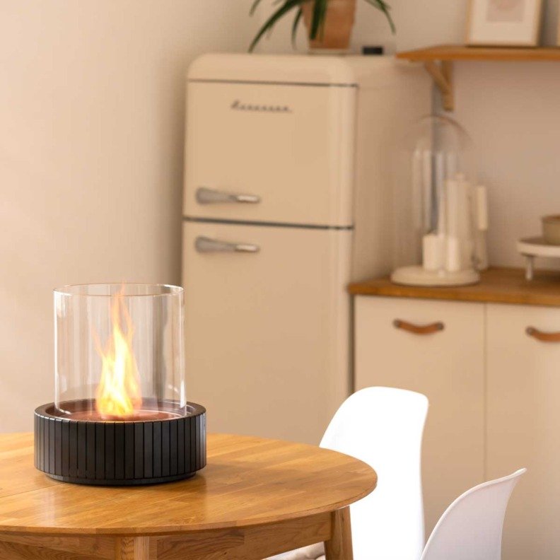 Cheminée bioéthanol de table Planika Lotus sur une table