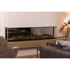 Cheminée éteinte avec un aménagement décoratif très réaliste