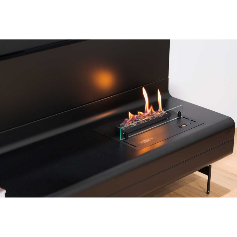 Gros plan sur les flammes de la cheminée design Planika Piano
