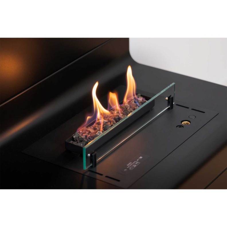 Gros plan sur les flammes de la cheminée Planika Piano