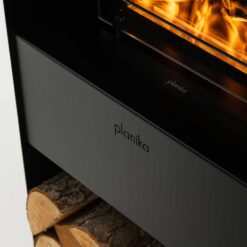 Gros plan sur le compartiment à bûches