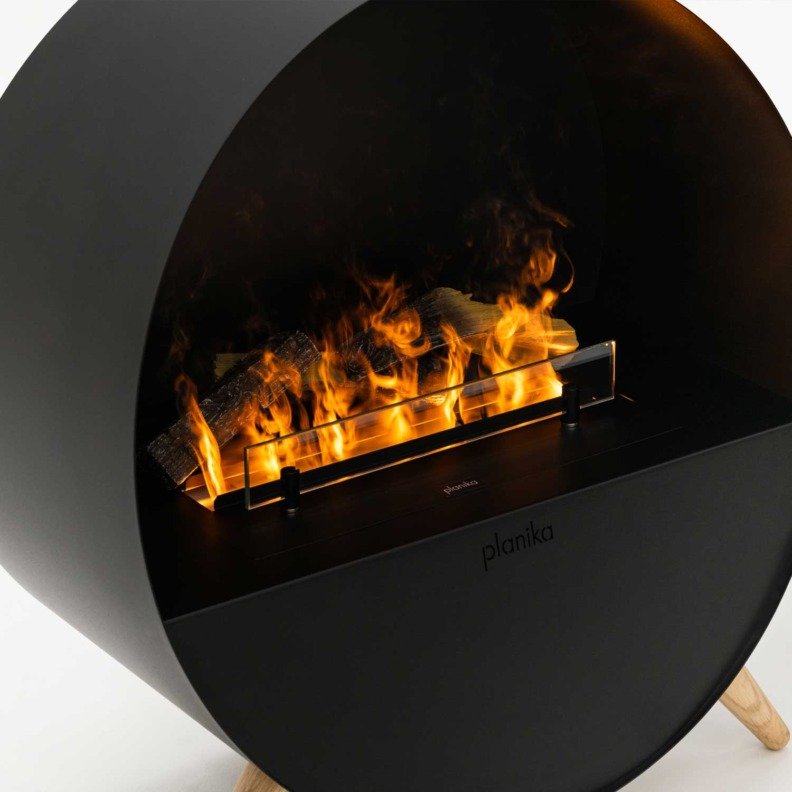 Zoom sur les bûches décoratives et les flammes de Planika Misty Optimyst