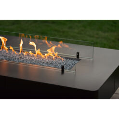 Vue sur les flammes de la cheminée au gaz Rio Table