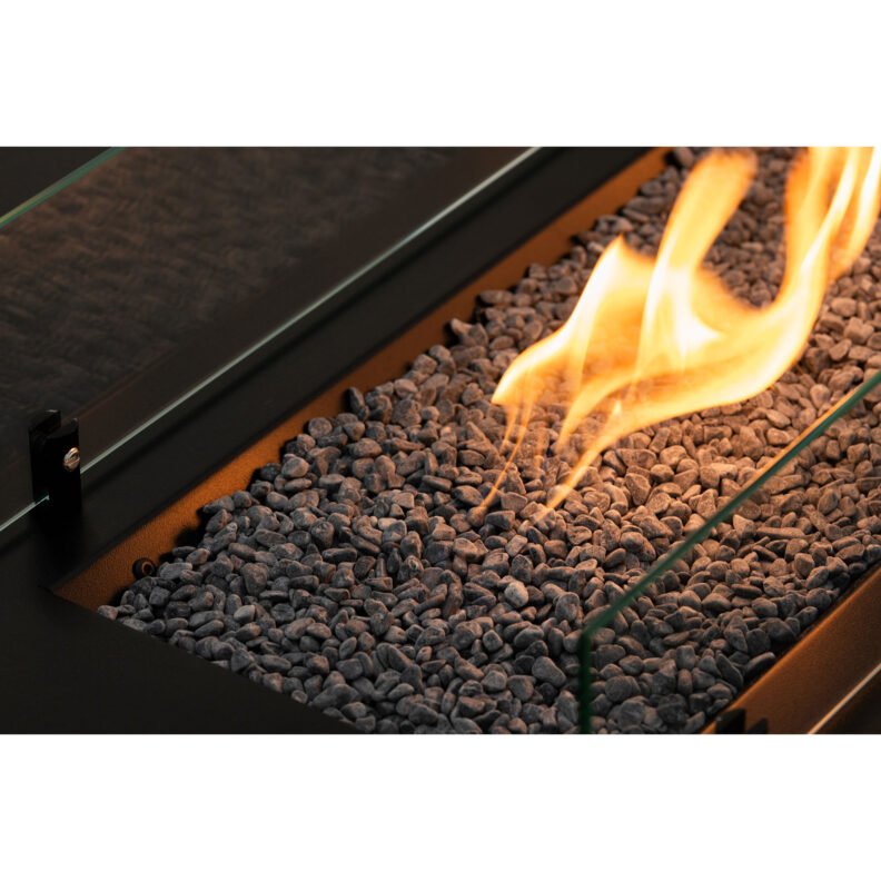 Gros plan sur les pierres noires décoratives